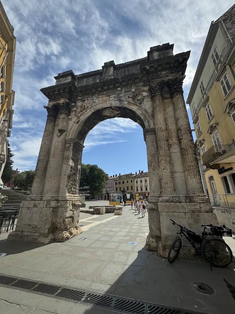 Arch of the Sergii, Sightseeing in Pula